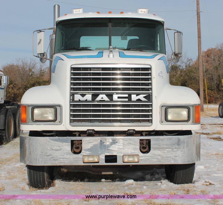 image for item H8381 2000 Mack CH600GK semi truck