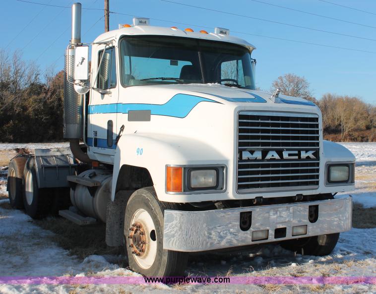 image for item H8381 2000 Mack CH600GK semi truck
