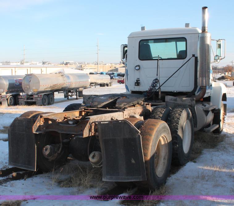image for item H8381 2000 Mack CH600GK semi truck