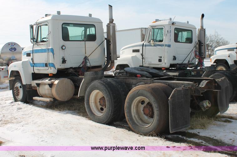 image for item H8381 2000 Mack CH600GK semi truck