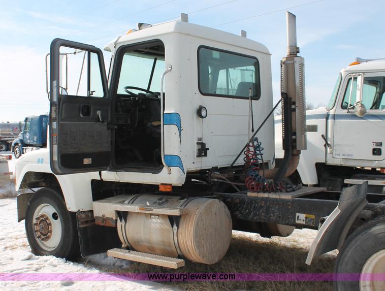 image for item H8381 2000 Mack CH600GK semi truck
