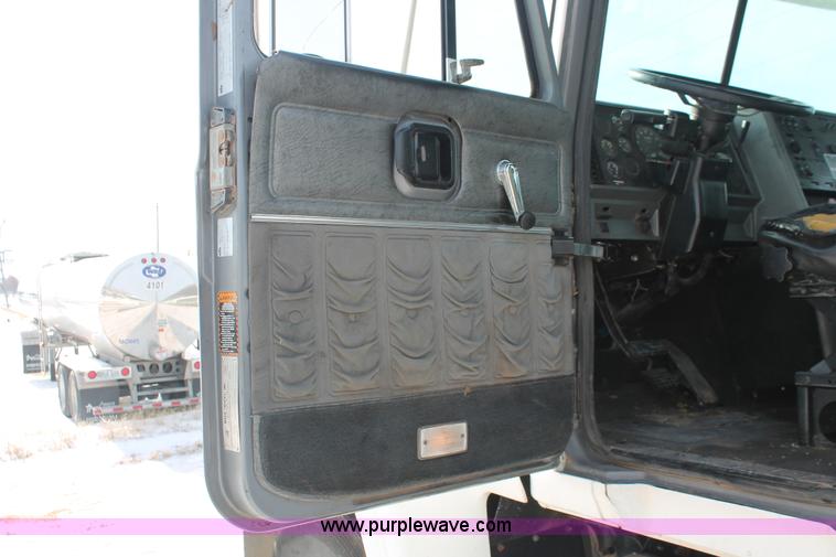 image for item H8381 2000 Mack CH600GK semi truck