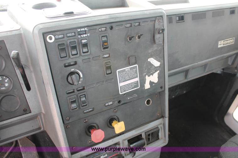 image for item H8381 2000 Mack CH600GK semi truck