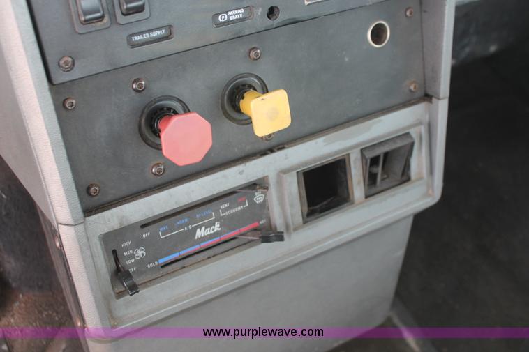 image for item H8381 2000 Mack CH600GK semi truck