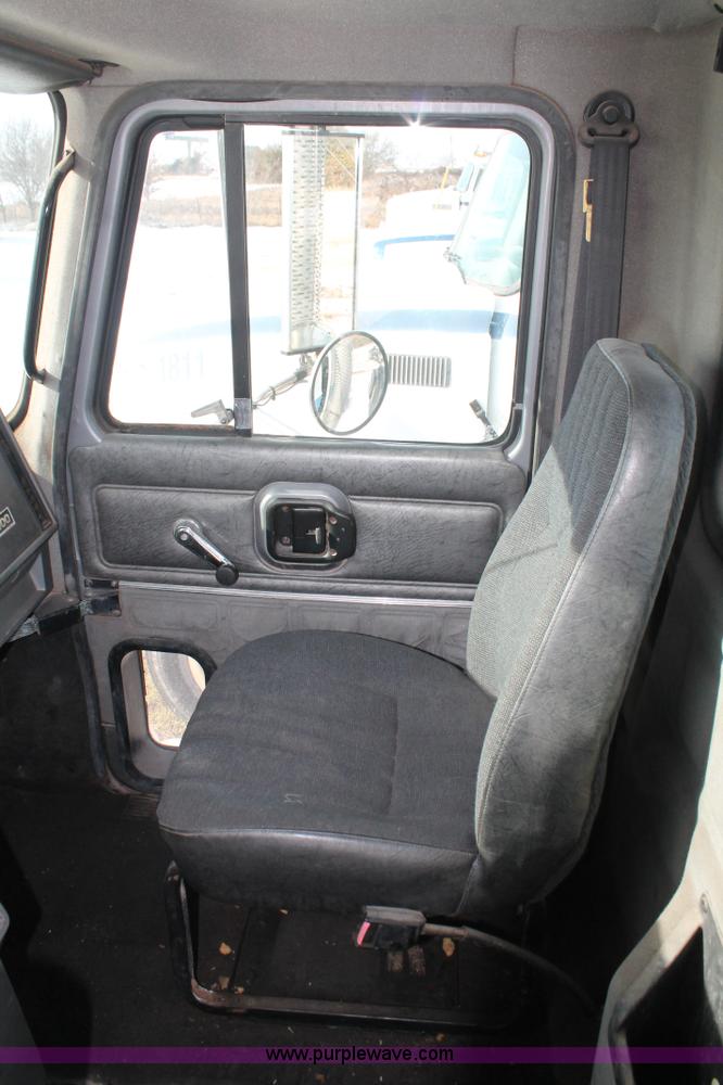 image for item H8381 2000 Mack CH600GK semi truck