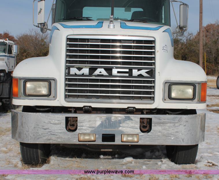 image for item H8381 2000 Mack CH600GK semi truck