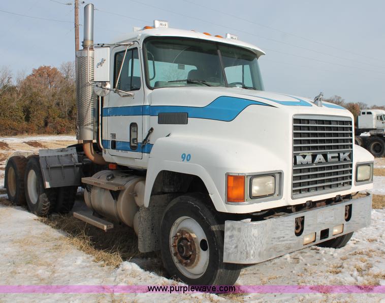 image for item H8381 2000 Mack CH600GK semi truck