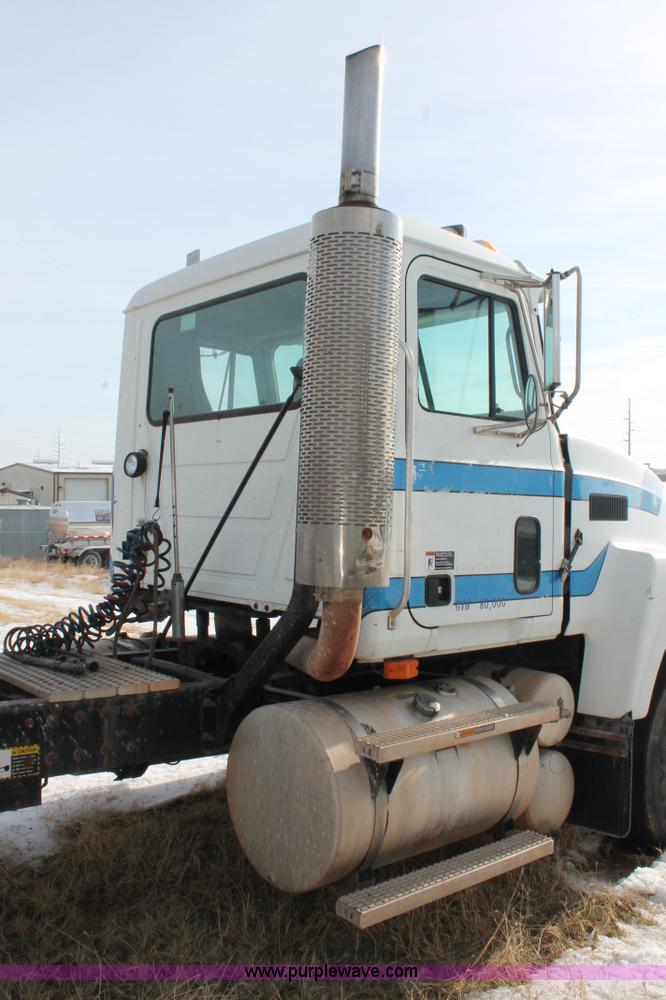 image for item H8381 2000 Mack CH600GK semi truck