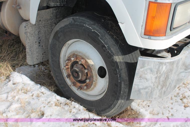 image for item H8381 2000 Mack CH600GK semi truck