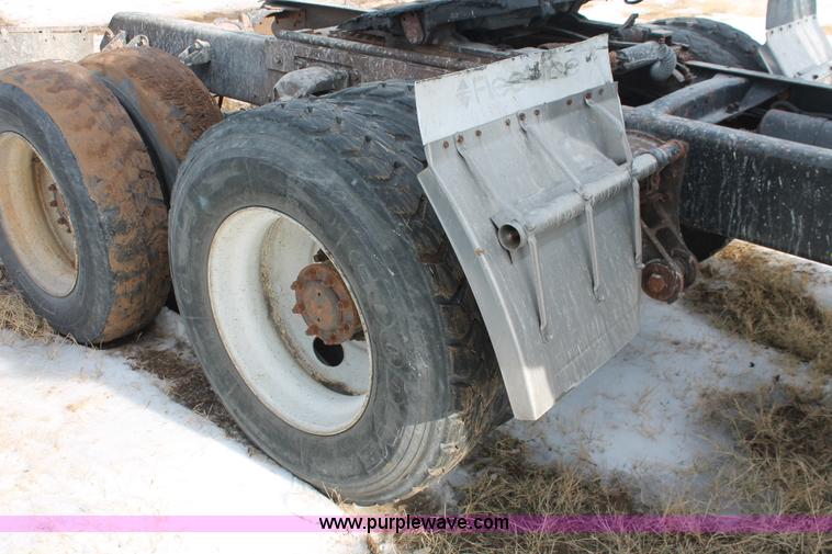 image for item H8381 2000 Mack CH600GK semi truck