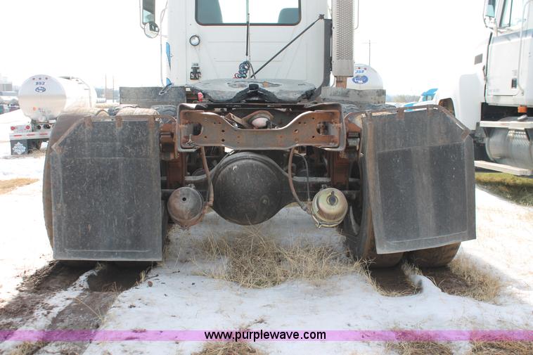 image for item H8381 2000 Mack CH600GK semi truck