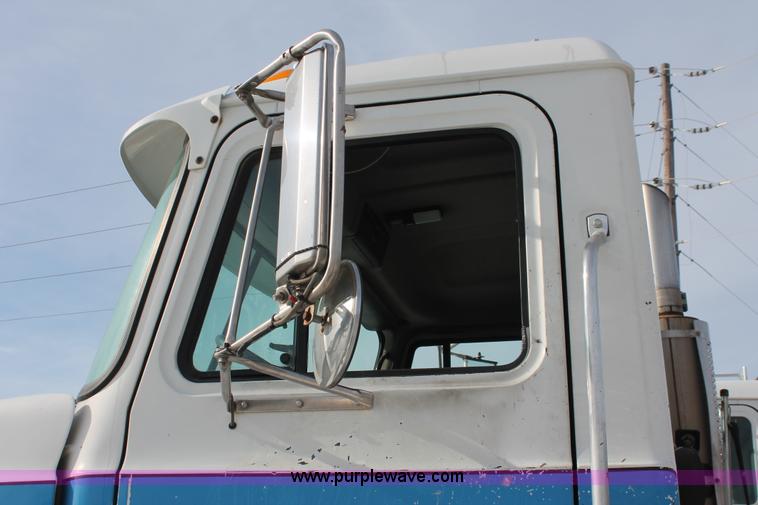 image for item H8381 2000 Mack CH600GK semi truck