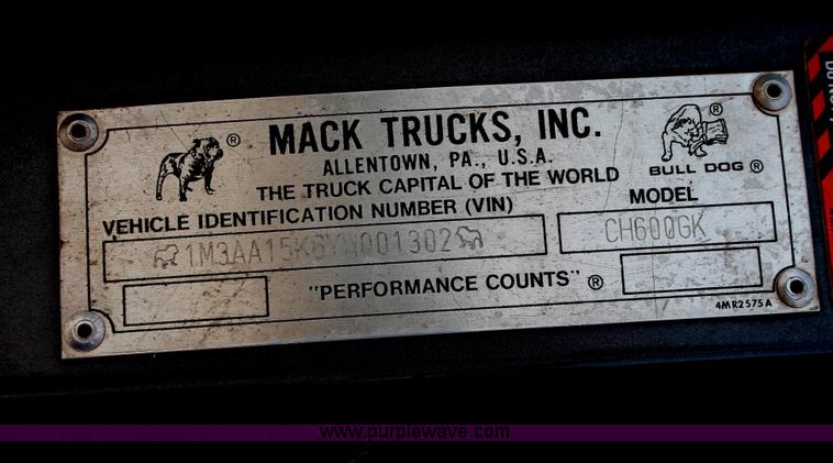 image for item H8381 2000 Mack CH600GK semi truck