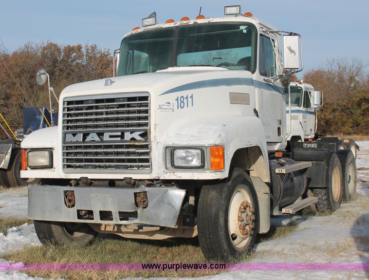 image for item H8382 1997 Mack CH613 semi truck