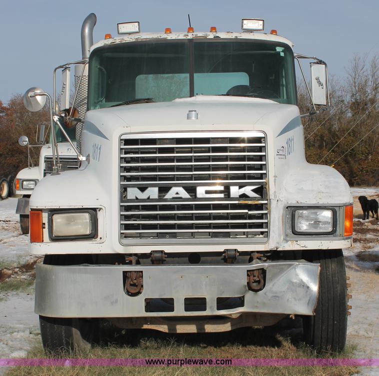 image for item H8382 1997 Mack CH613 semi truck