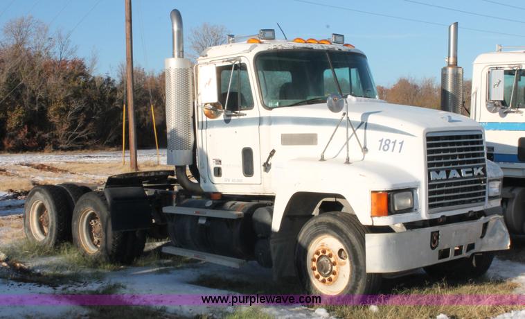 image for item H8382 1997 Mack CH613 semi truck