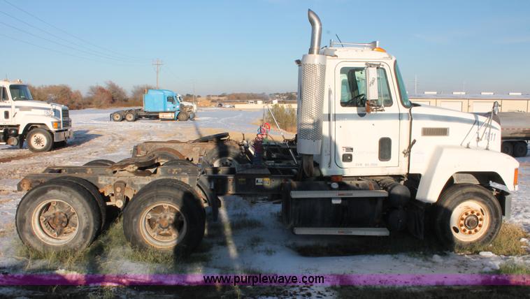 image for item H8382 1997 Mack CH613 semi truck