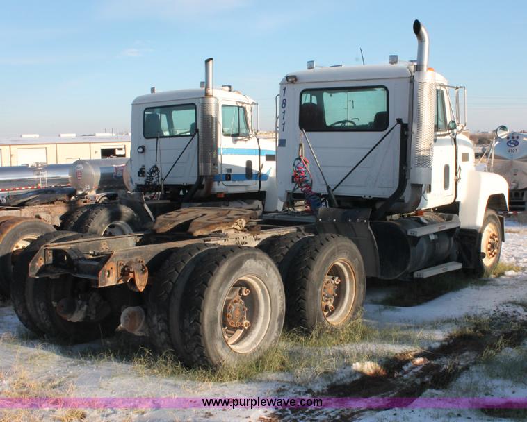 image for item H8382 1997 Mack CH613 semi truck