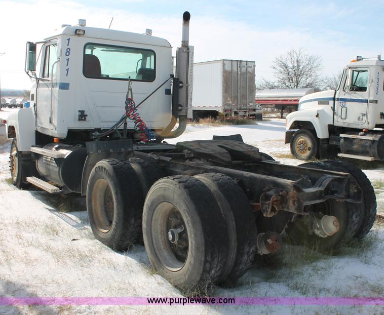 image for item H8382 1997 Mack CH613 semi truck