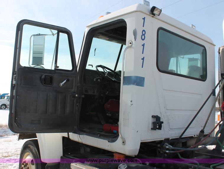 image for item H8382 1997 Mack CH613 semi truck