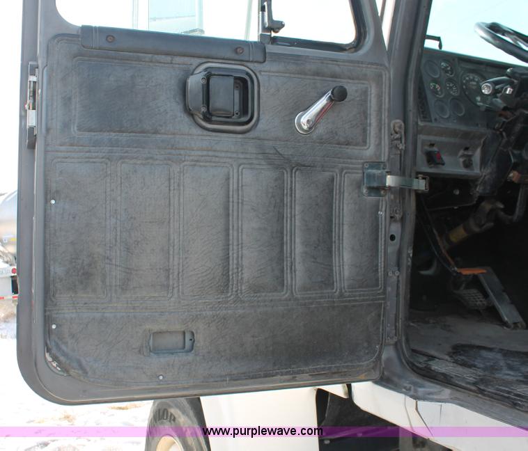 image for item H8382 1997 Mack CH613 semi truck