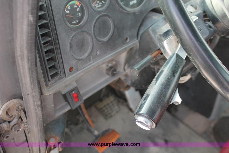 image for item H8382 1997 Mack CH613 semi truck