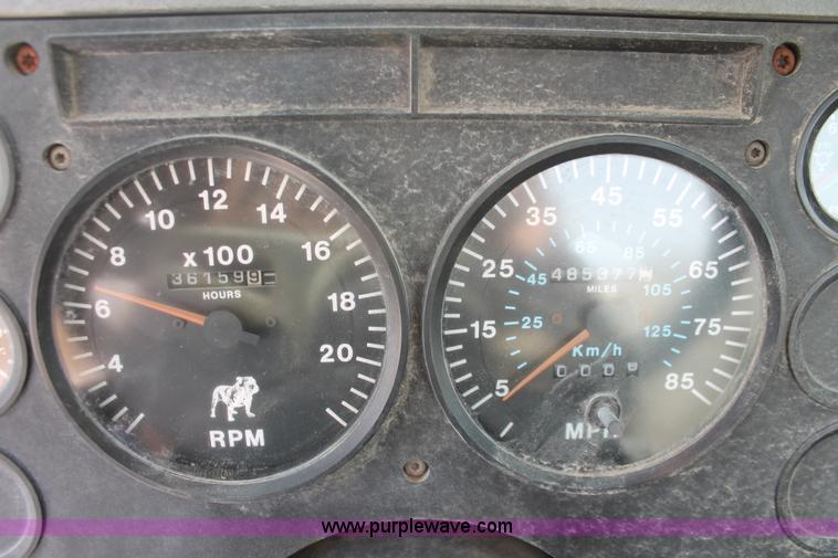 image for item H8382 1997 Mack CH613 semi truck