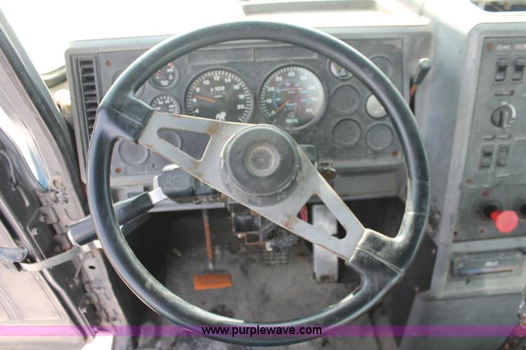 image for item H8382 1997 Mack CH613 semi truck