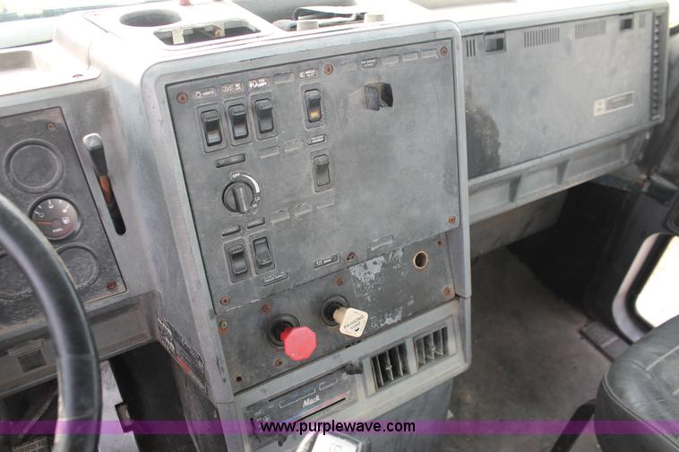 image for item H8382 1997 Mack CH613 semi truck