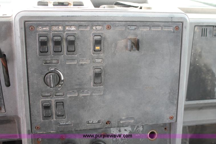 image for item H8382 1997 Mack CH613 semi truck