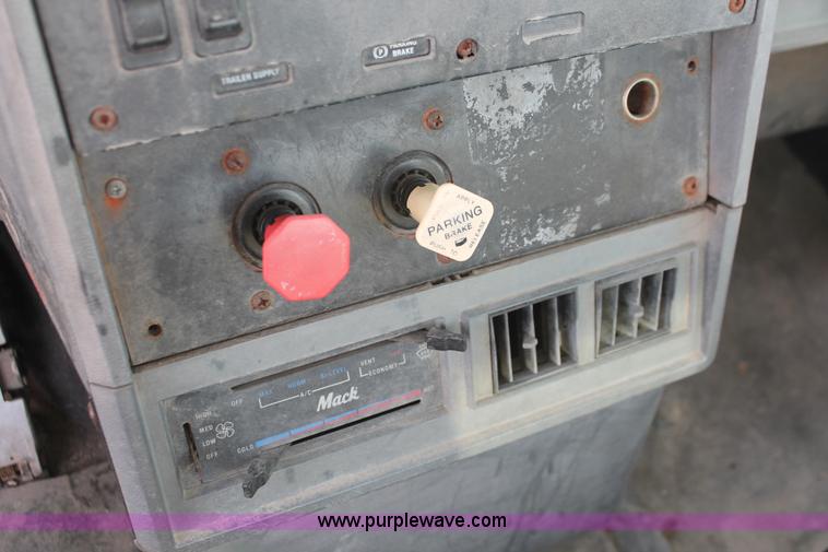 image for item H8382 1997 Mack CH613 semi truck