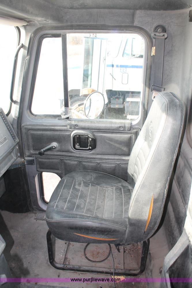 image for item H8382 1997 Mack CH613 semi truck