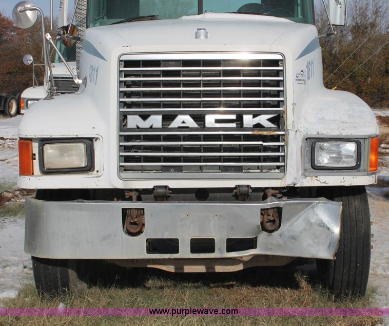 image for item H8382 1997 Mack CH613 semi truck