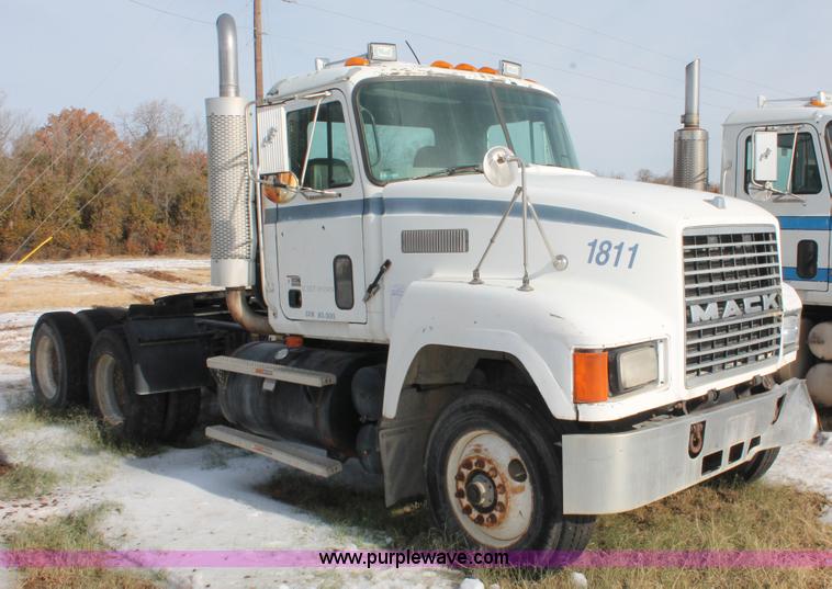 image for item H8382 1997 Mack CH613 semi truck