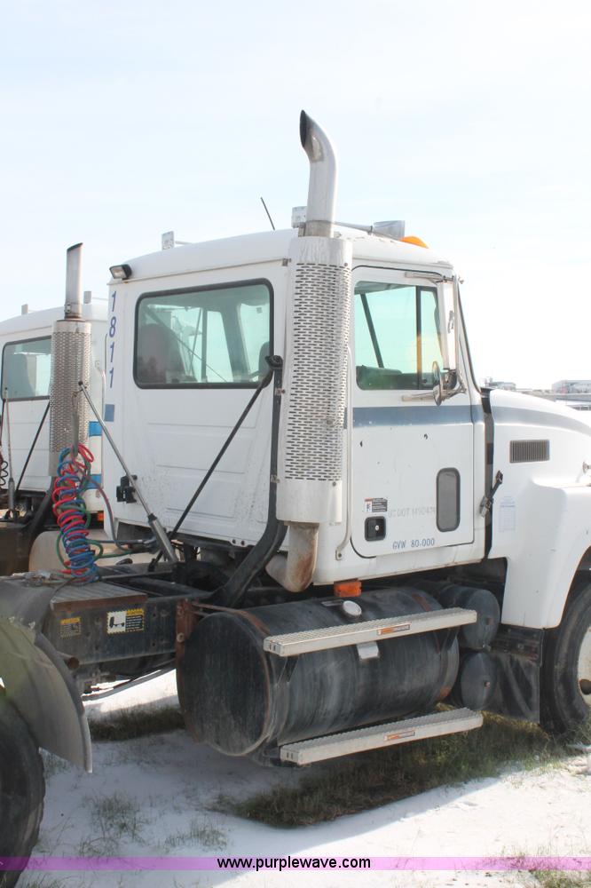 image for item H8382 1997 Mack CH613 semi truck