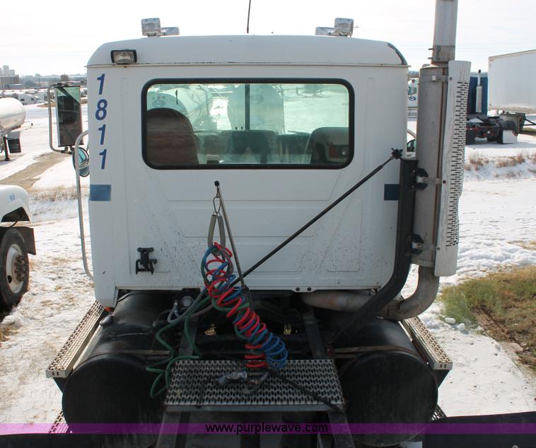 image for item H8382 1997 Mack CH613 semi truck