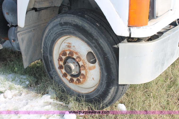 image for item H8382 1997 Mack CH613 semi truck