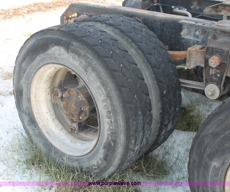 image for item H8382 1997 Mack CH613 semi truck