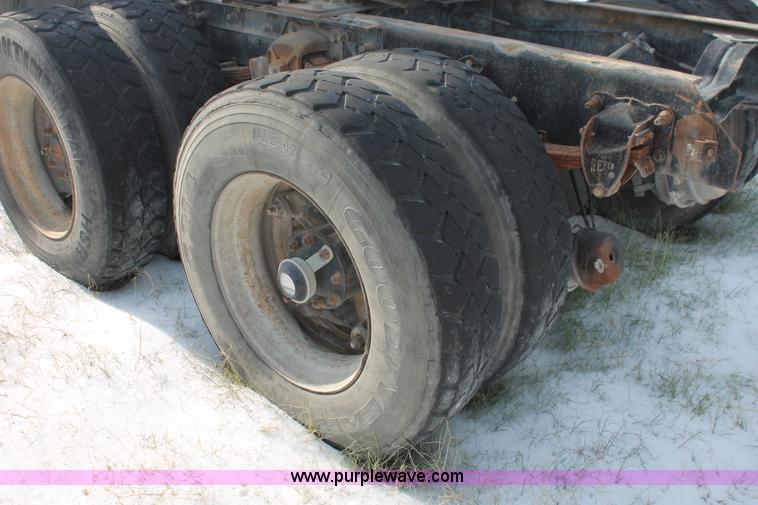image for item H8382 1997 Mack CH613 semi truck