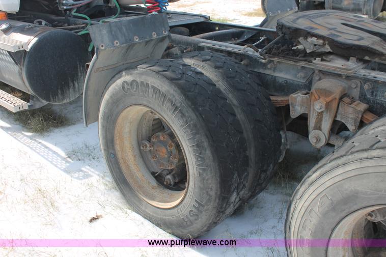 image for item H8382 1997 Mack CH613 semi truck