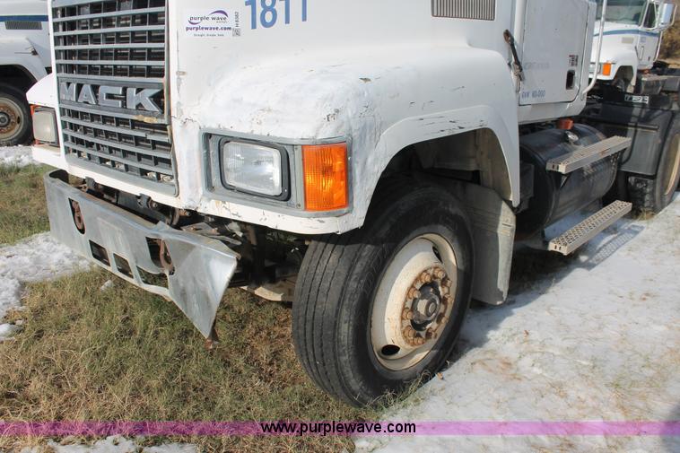image for item H8382 1997 Mack CH613 semi truck