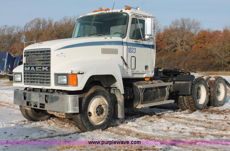 image for item H8383 1997 Mack CH613 semi truck