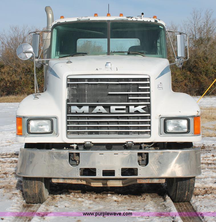 image for item H8383 1997 Mack CH613 semi truck