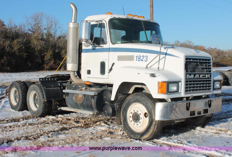 image for item H8383 1997 Mack CH613 semi truck