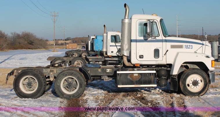 image for item H8383 1997 Mack CH613 semi truck