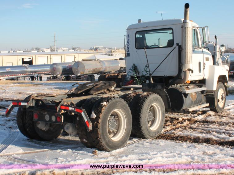 image for item H8383 1997 Mack CH613 semi truck