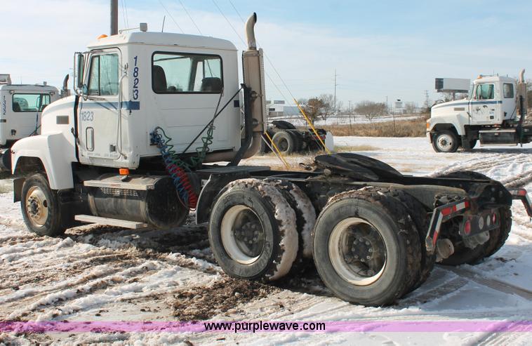 image for item H8383 1997 Mack CH613 semi truck