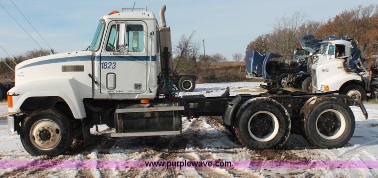 image for item H8383 1997 Mack CH613 semi truck