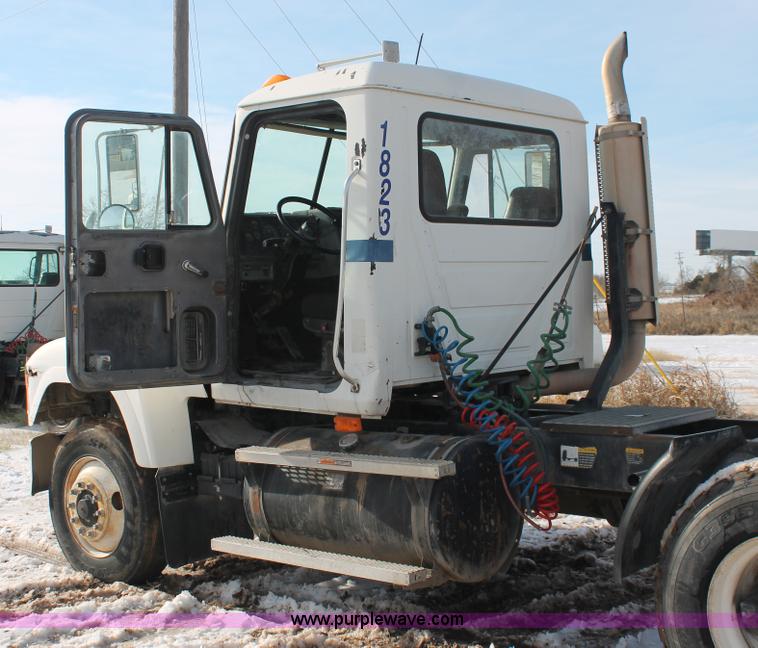 image for item H8383 1997 Mack CH613 semi truck