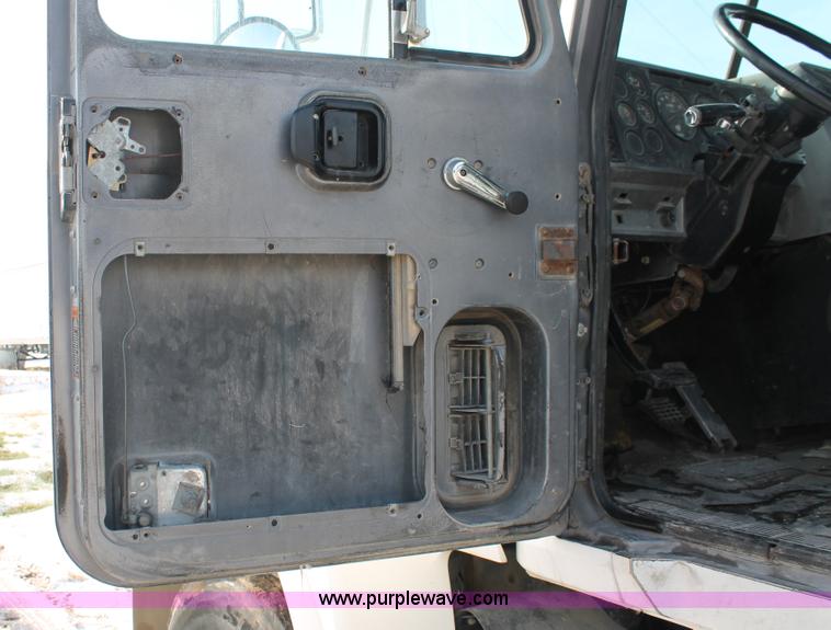 image for item H8383 1997 Mack CH613 semi truck